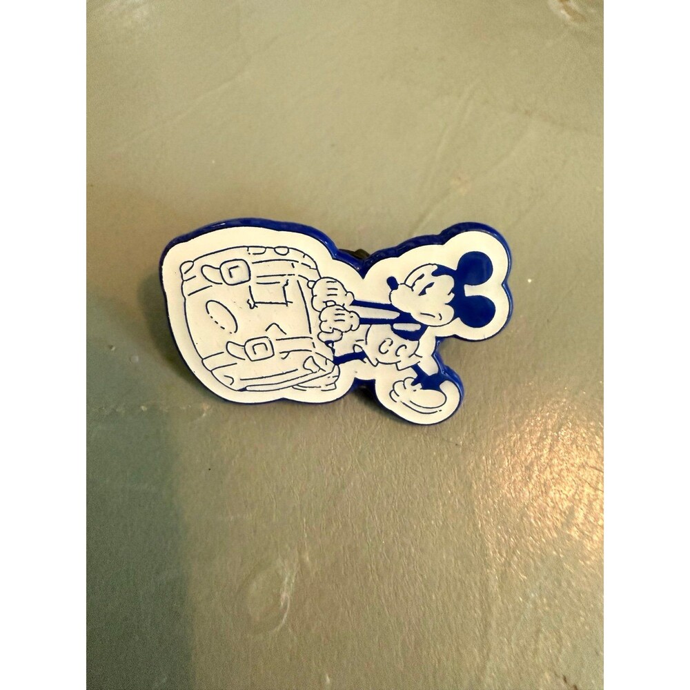 2018 Disney Trading Pin, Vacation Club, Mickey Mouse, Pulling Luggage.